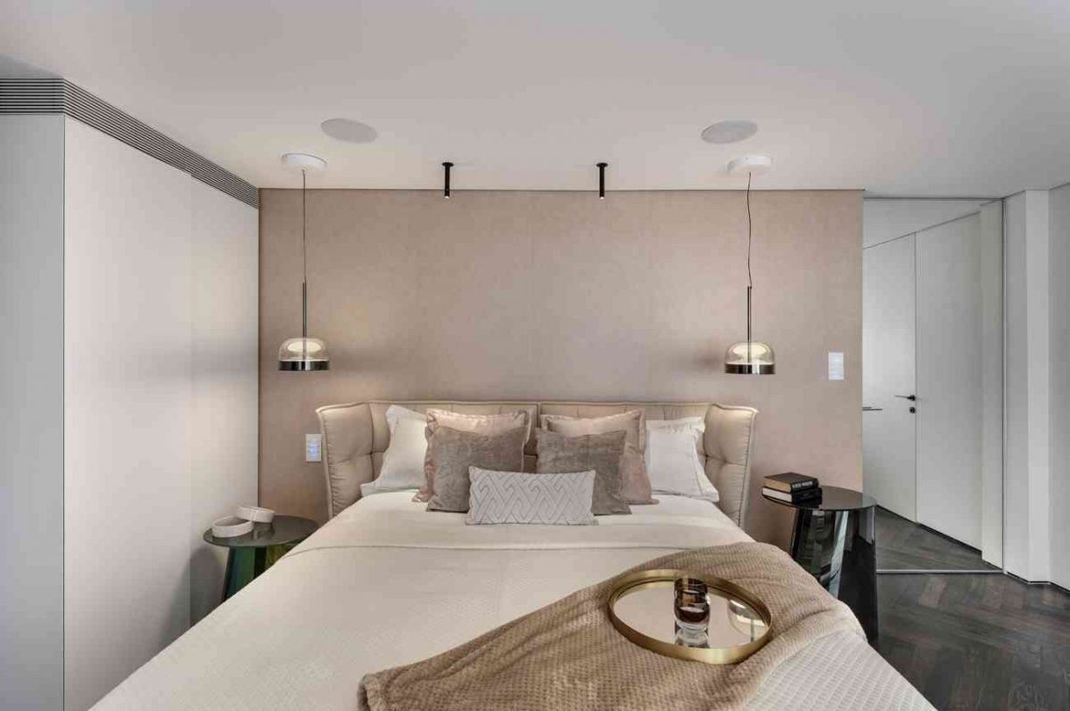 Simoene Architects Ltd – Central Israel גופי תאורה אדריכלית מעל מיטת השינה נעשתה על ידי קמחי דורי